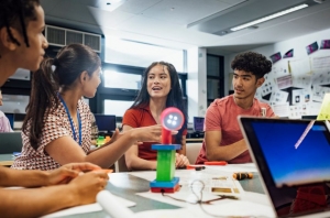 The Positive Influence of Social Interactions on Learning The Positive Influence of Social Interactions on Learning